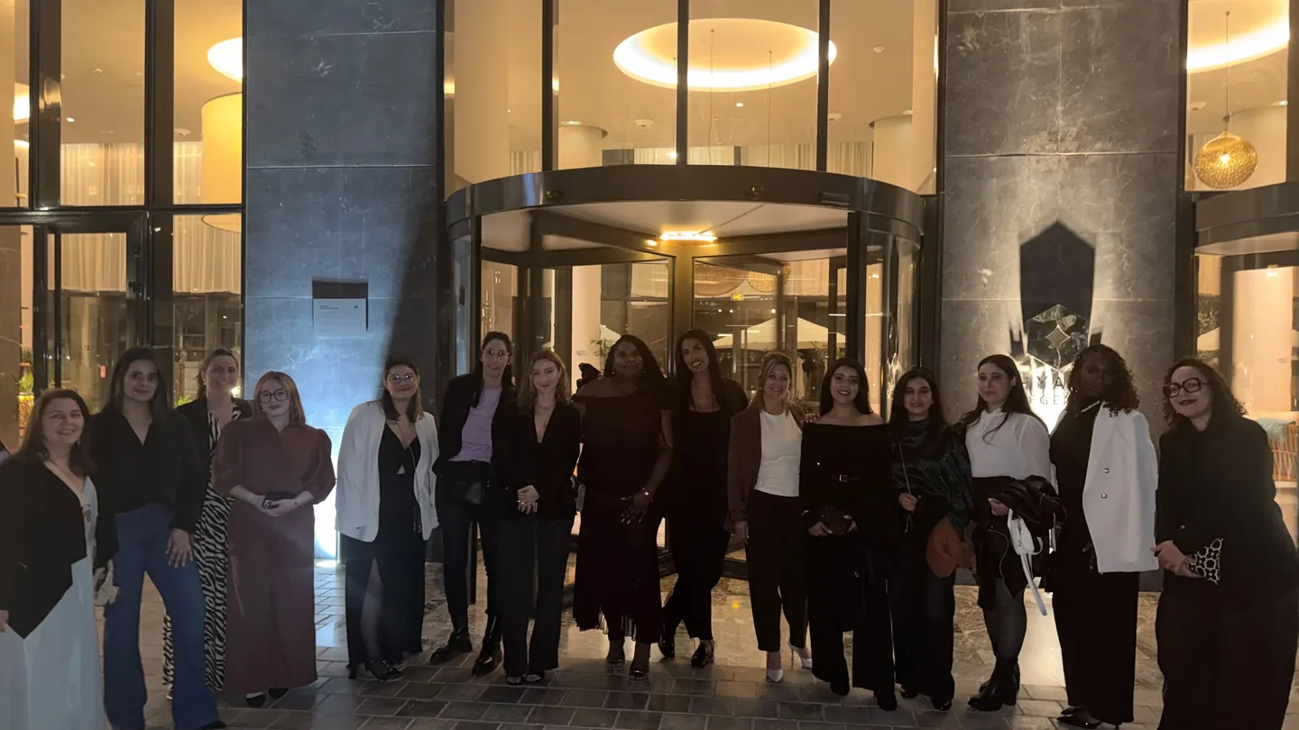 L'équipe réunie le soir devant un hôtel