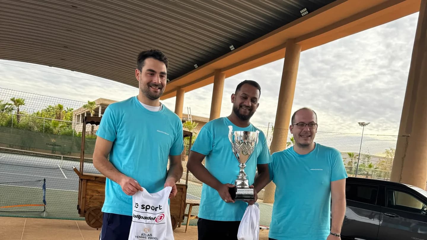 Trois collègues et leur trophée de padel
