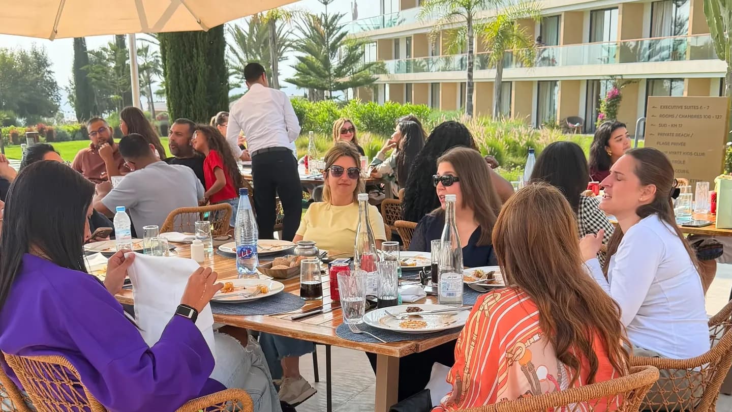 L'équipe attablée en terrasse