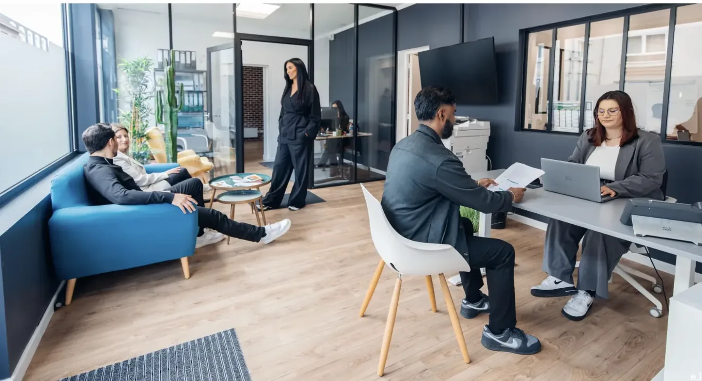 Une équipe au travail dans les bureaux d'une agence Vision